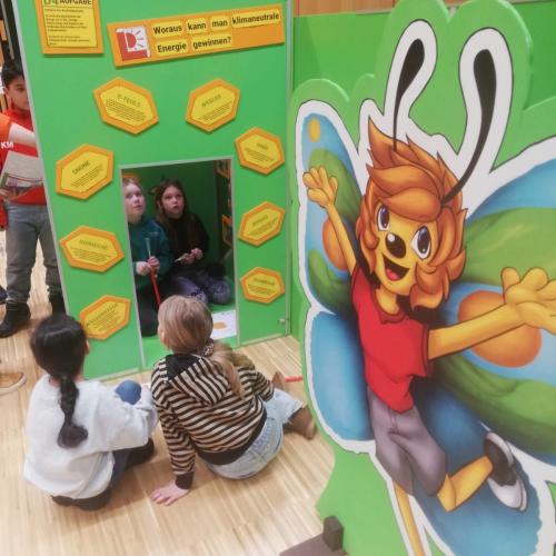 Kinder lesen auf Plakatwänden