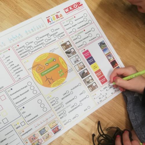 Kind füllt ein Formular aus