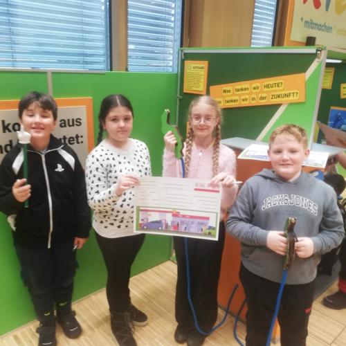 Kinder zeigen Materialien