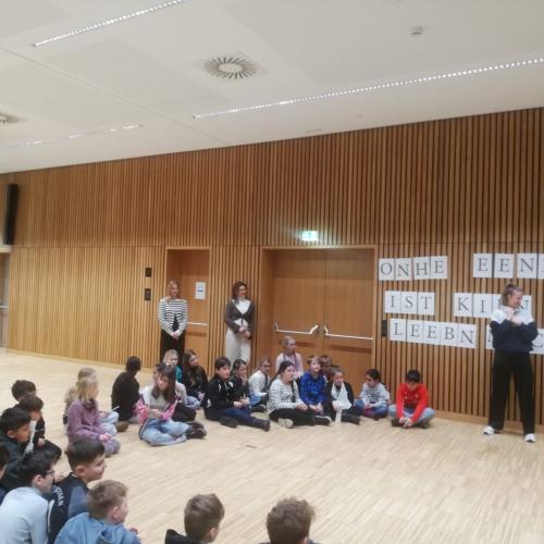 Die Kinder hören einer Rednerin zu