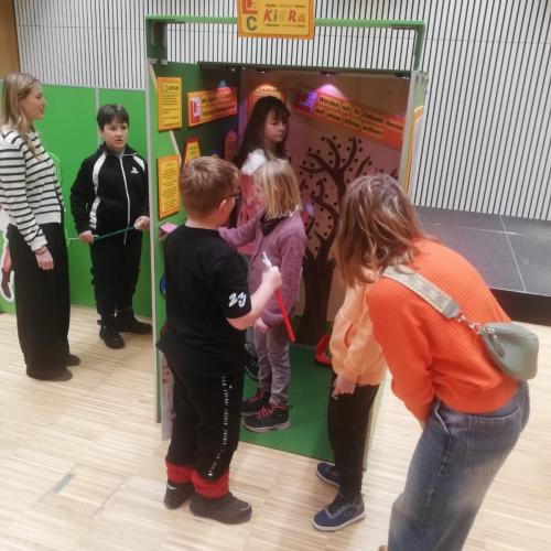 Kinder arbeiten an einer Plakatwand