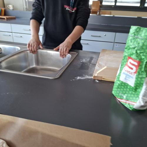 zuerst werden die Hände gewaschen