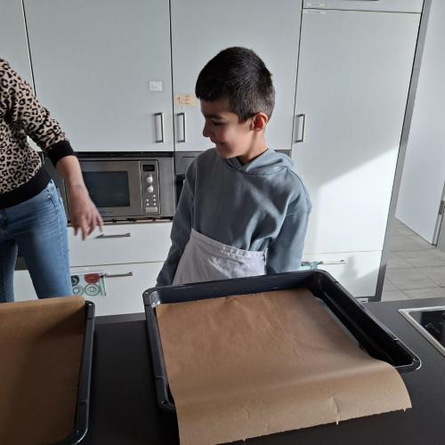 ein Bub freut sich schon aufs Arbeiten mit dem Teig