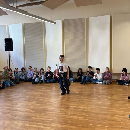 ein Bub tanzt alleine