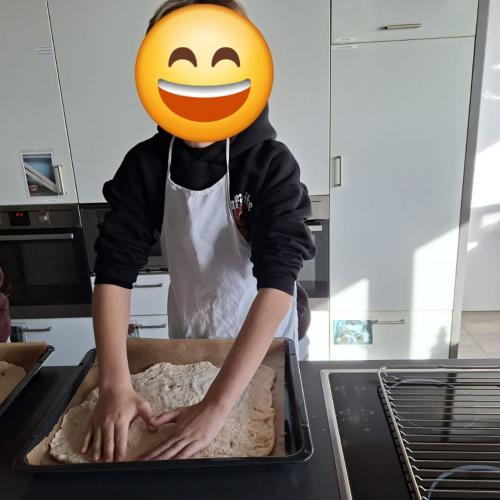 der Teig wird auf ein Backblech gelegt