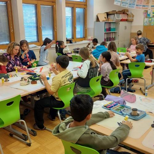 Kinder basteln gemeinsam