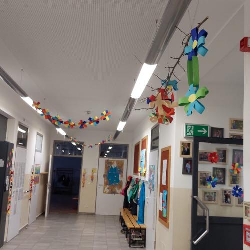 bunt geschmückter Hausgang