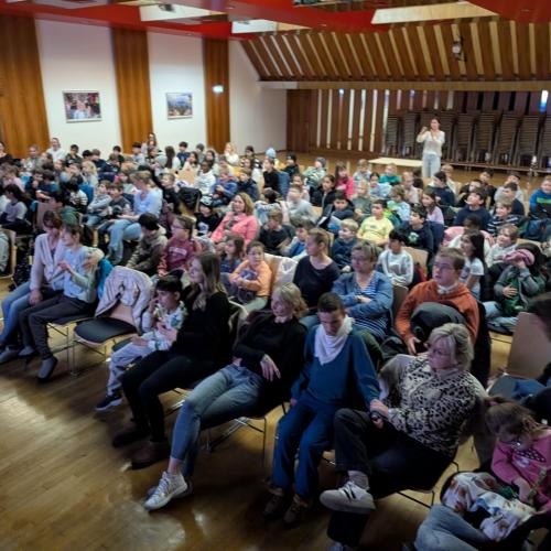 Schüler schauen aufmerksam Film an