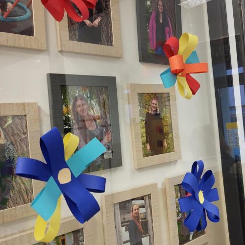 Blüten auf der Glastür