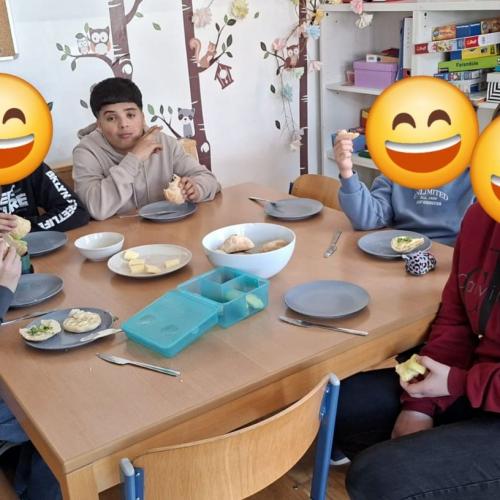 Kinder lassen sich ihr Brot mit Butter und Kresse schmecken