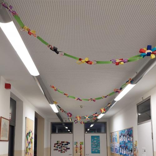 Blütengirlanden hängen im Hausgang