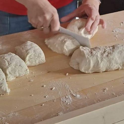 Der Teig wird in kleine Stücke zerteilt