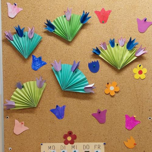 Blüten und farbenfrohe Fächerblumen auf der Pinnwand