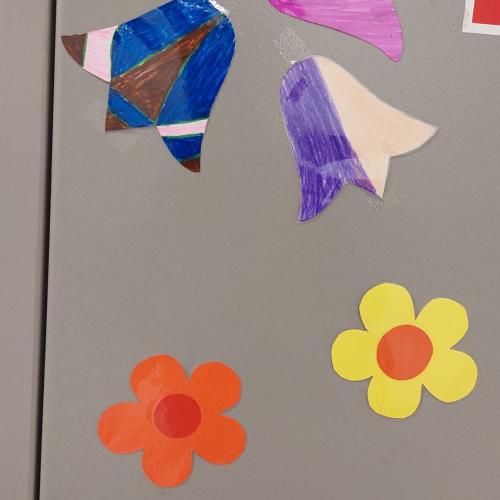 Blüten kleben auf dem Sicherungskasten