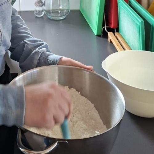 Kind vermengt die Zutaten