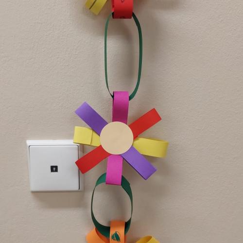 Blütengirlande neben einem Lichtschalter