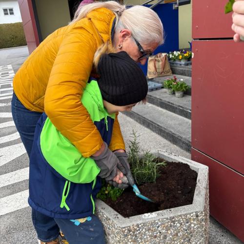 Lehrerin hilft einem Schüler
