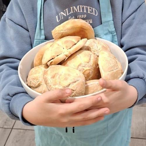 eine Schüssel voll mit selbst gebackenem Brot