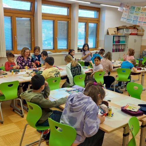 Kinder basteln gemeinsam