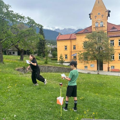 Kinder laufen im Stadtpark