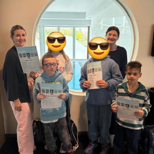 Gruppenfoto mit den Trainerinnen- Kinder präsentieren stolz ihre Urkunden