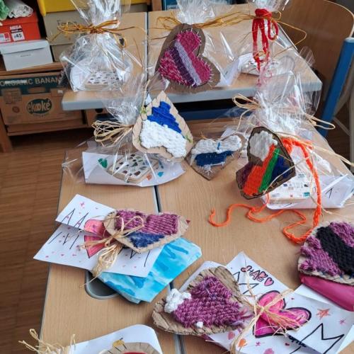 Gabentisch mit verpackten Geschenken