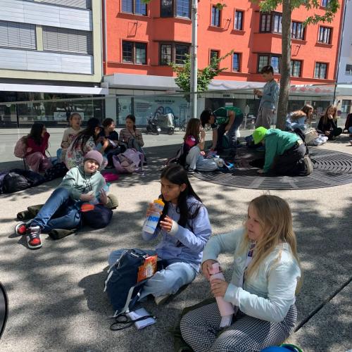 Kinder beim Jausnen