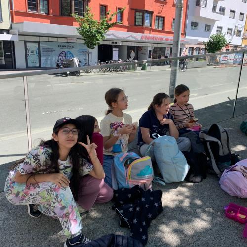 Kinder beim Ausrasten