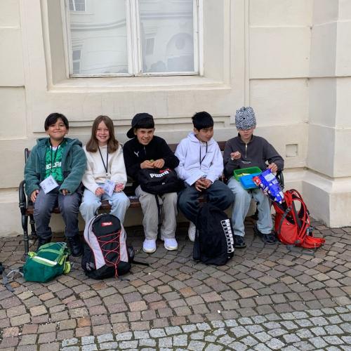 Gruppe auf einer Bank
