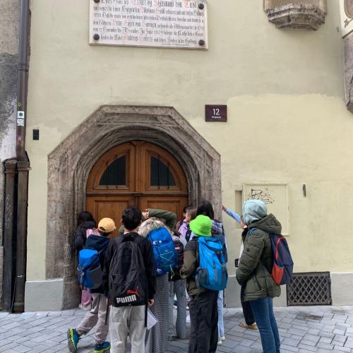 Kinder vor einem historischen Haus