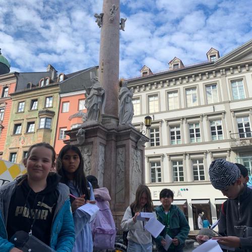Kinder mit Ralley-Anleitung bei der Annasäule