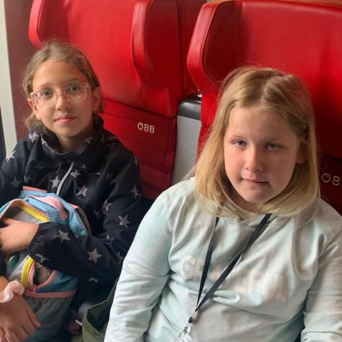 2 Mädchen im Zug
