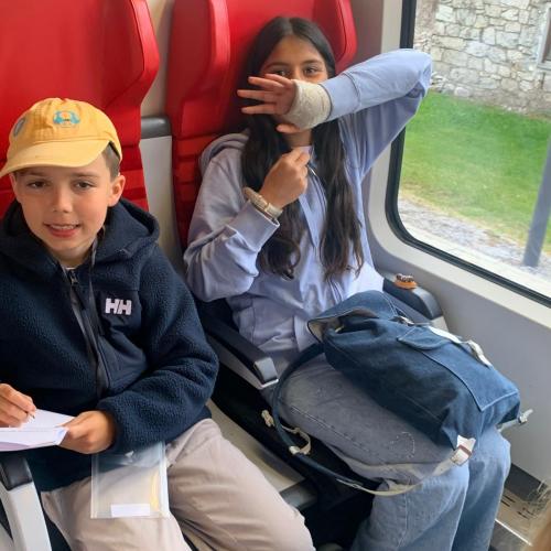 2 Kinder im Zug