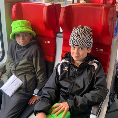 2  Buben im Zug