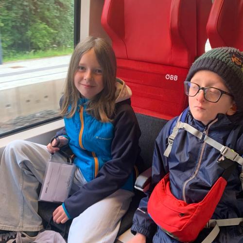 2 Kinder im Zug