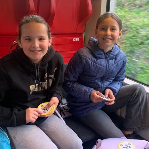 2 Mädchen während der Zugfahrt