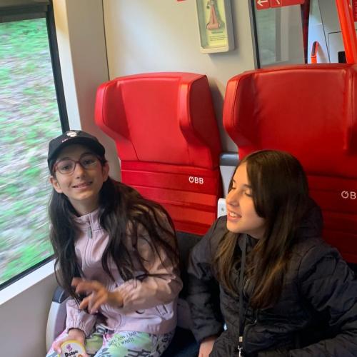 2 Mädchen im Zug