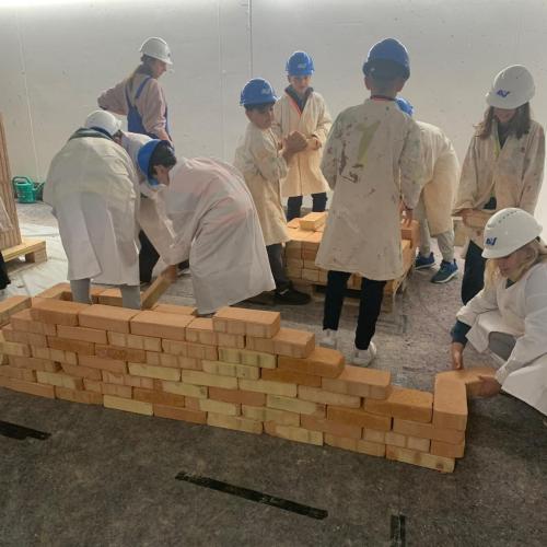 Kinder bauen eine Mauer auf