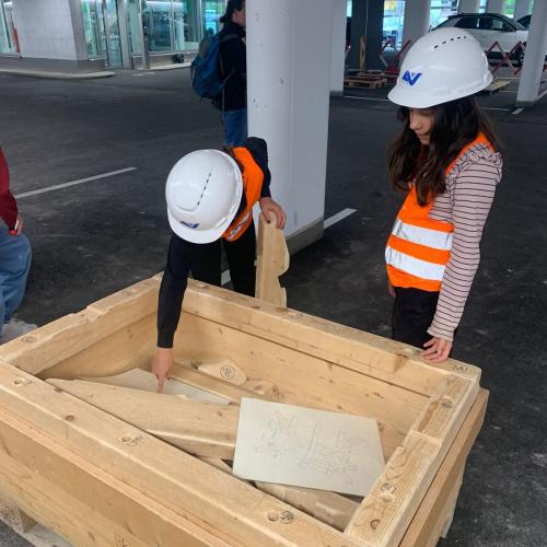 Kinder arbeiten an einem Holzrahmen