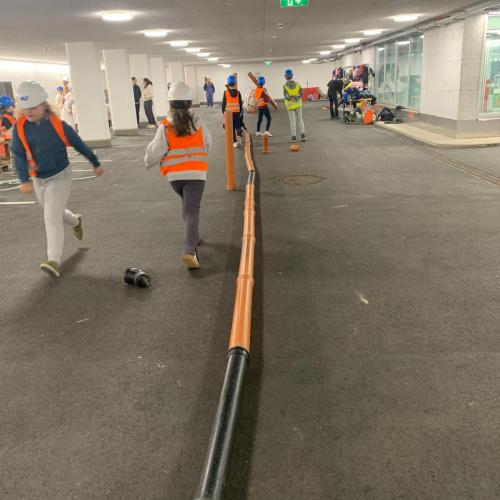 die große Halle wird mit Leitungen ausgelegt