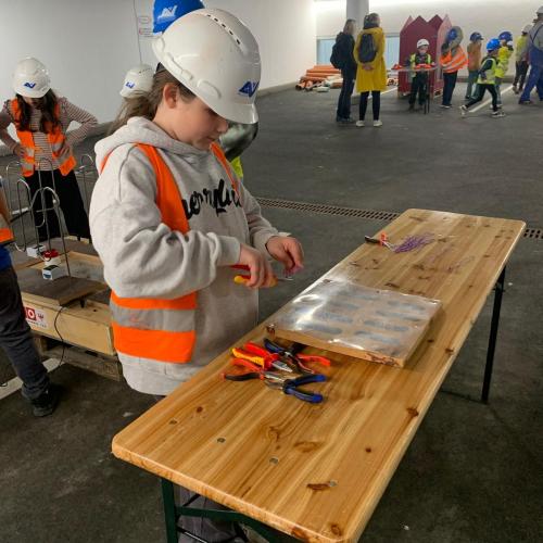 ein Mädchen ist in die Arbeit vertieft