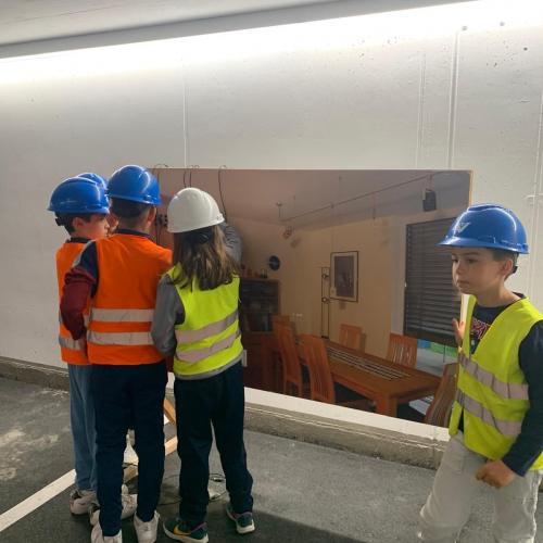 Kinder betrachten ein Bild eines Zimmers 