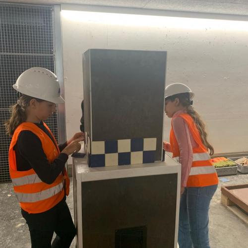 2 Mädchen arbeiten an einem Kasten