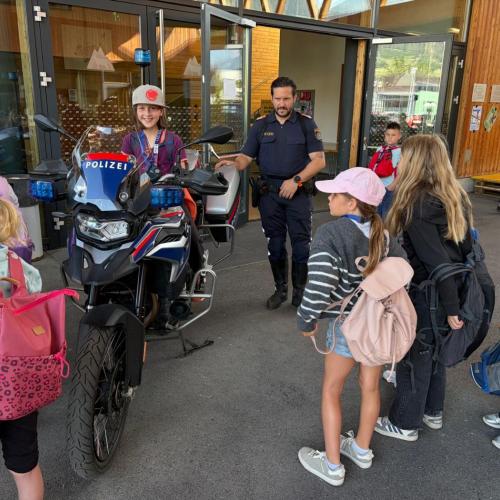 Polizist erklärt das Motorrad
