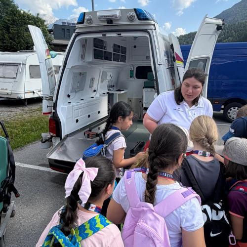 Sanitäterin im Gespräch mit einigen Kindern