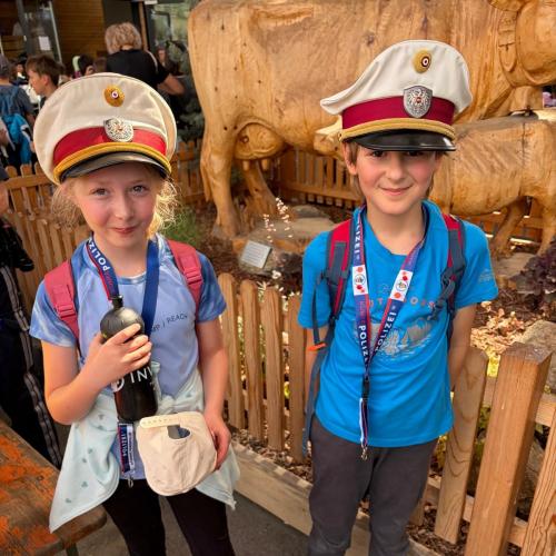 2 Kinder tragen eine Polizeimütze