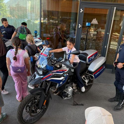 Mädchen sitzt auf dem Motorrad