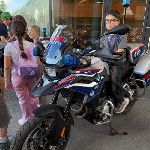 Bub sitzt stolz auf dem Motorrad