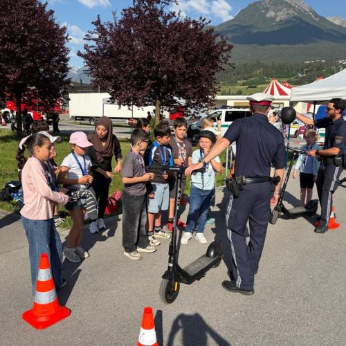 der richtige Umgang mit dem E-Scooter wird von 2 Polizisten erklärt 