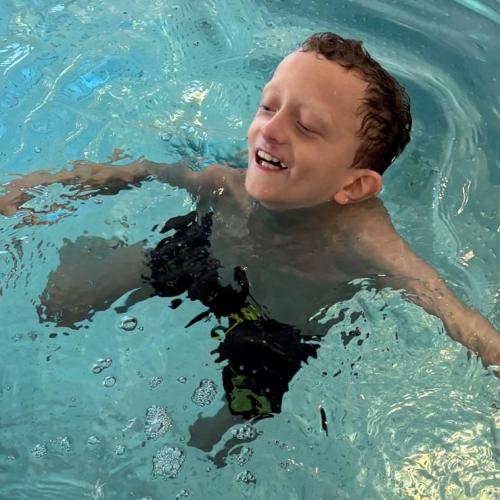 die Freude im Wasser sieht man diesem Jungen an